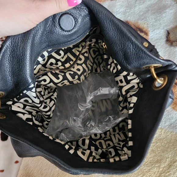 Marc Jacobs Black Leather Shoulder Bag with Gold Accents - Picture 3 of 5